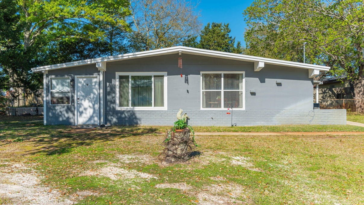 547 MARY ESTHER BLVD